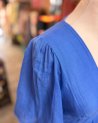 Longue robe bleu roi avec un joli dos nu à nouer