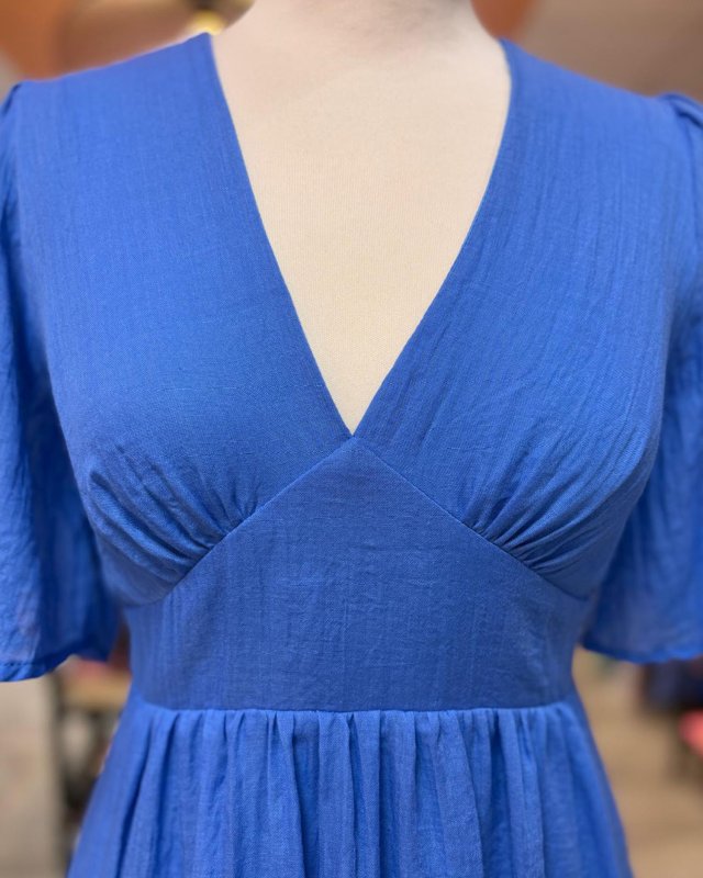 Longue robe bleu roi avec un joli dos nu à nouer