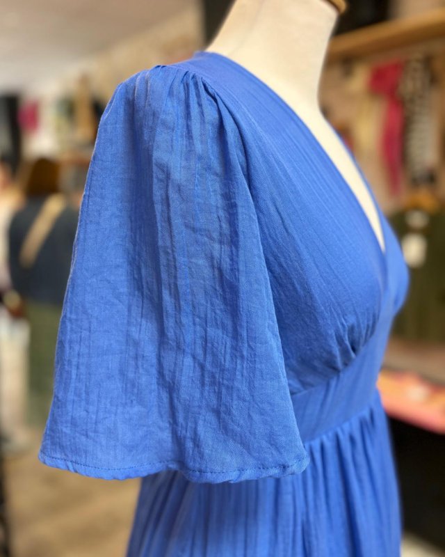 Longue robe bleu roi avec un joli dos nu à nouer