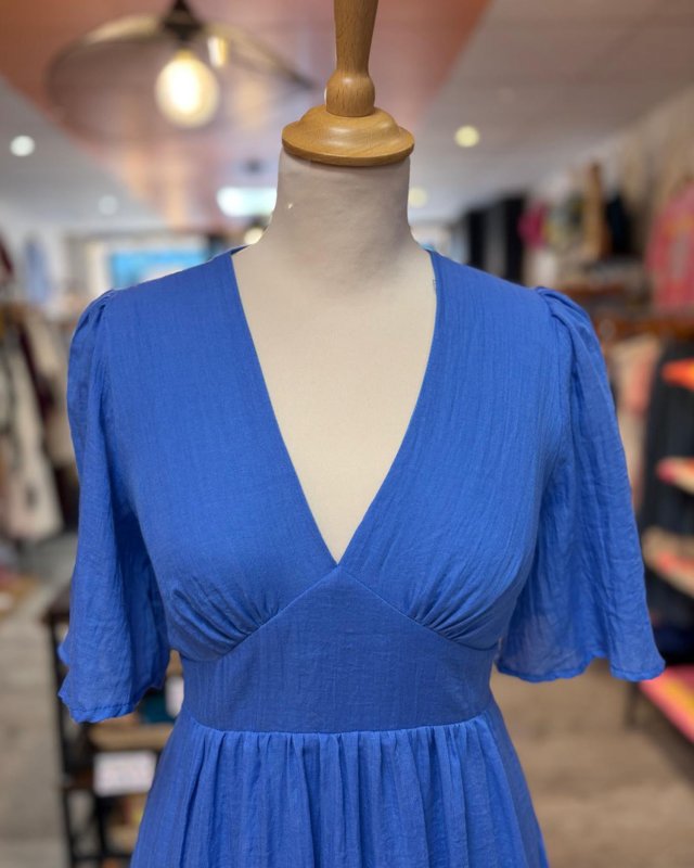 Longue robe bleu roi avec un joli dos nu à nouer