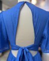 Longue robe bleu roi avec un joli dos nu à nouer