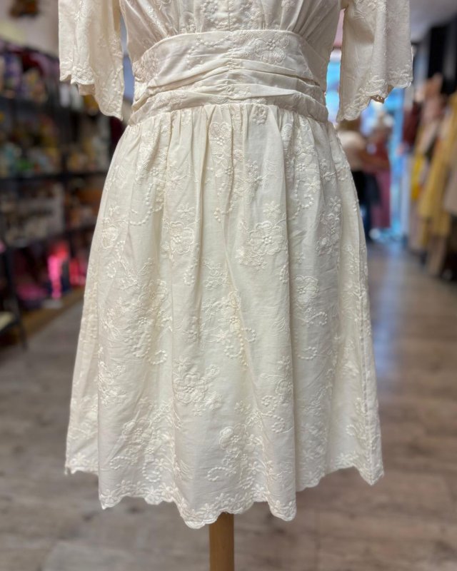 Robe en coton blanc à broderie fleurie