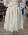 Robe en coton blanc à broderie fleurie