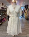 Robe en coton blanc à broderie fleurie