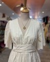 Robe en coton blanc à broderie fleurie