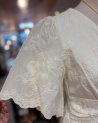 Robe en coton blanc à broderie fleurie