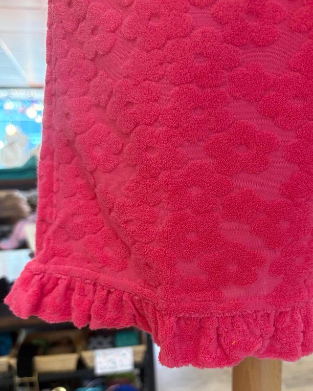 Short en éponge fuchsia à motif fleuri
