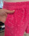 Short en éponge fuchsia à motif fleuri