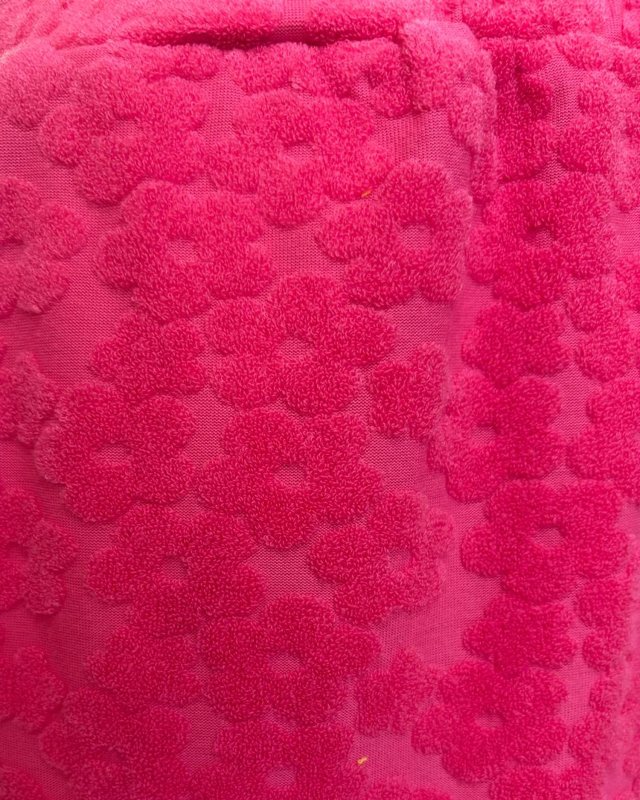 Short en éponge fuchsia à motif fleuri