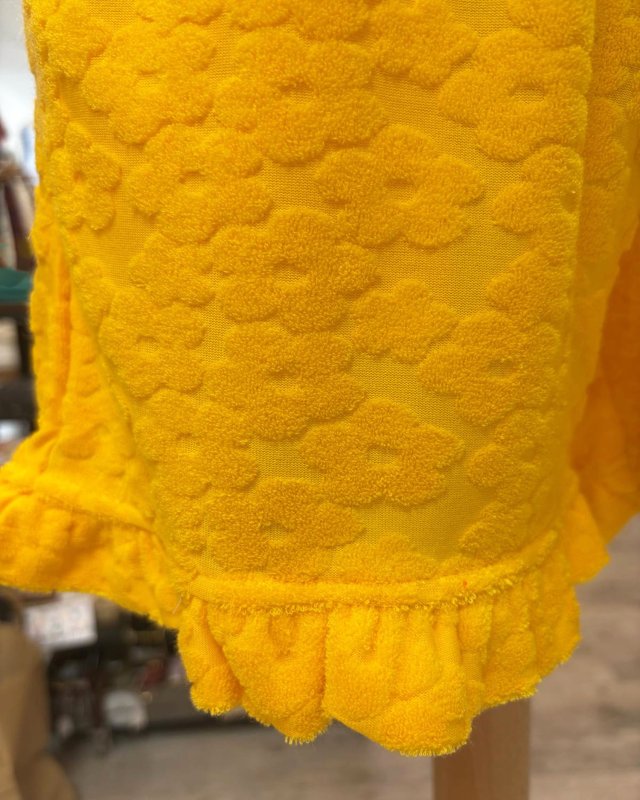 Short en éponge jaune à motif fleuri