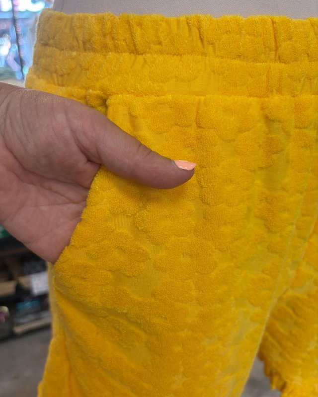 Short en éponge jaune à motif fleuri