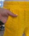 Short en éponge jaune à motif fleuri