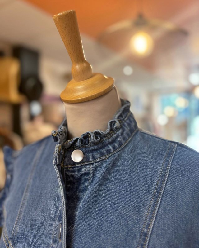 Veste sans manches en jean avec des petits volants