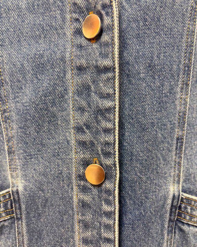 Veste sans manches en jean avec des petits volants