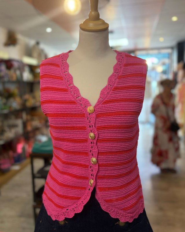 Gilet en crochet rose avec...