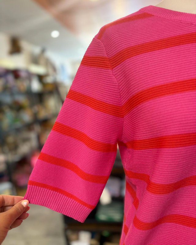 Petit pull en crochet rose à rayures rouges