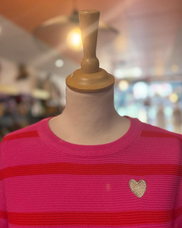 Petit pull en crochet rose à rayures rouges
