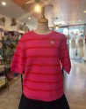 Petit pull en crochet rose à rayures rouges