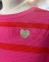Petit pull en crochet rose à rayures rouges
