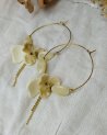 Grandes créoles dorées à fleur en résine et perles nacrées