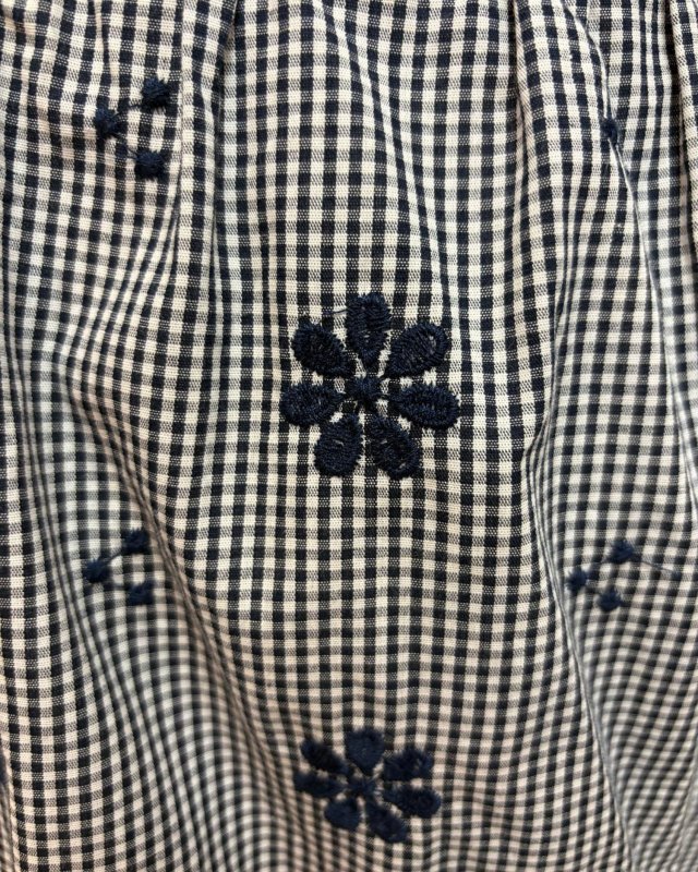 Jupe short en vichy bleu marine à fleurs brodées