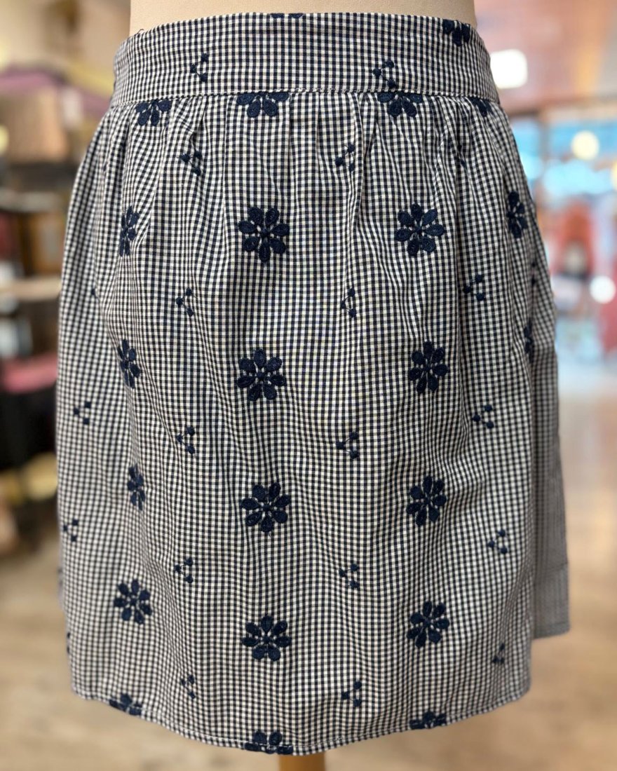 Jupe short en vichy bleu marine à fleurs brodées
