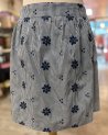 Jupe short en vichy bleu marine à fleurs brodées