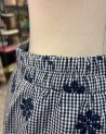 Jupe short en vichy bleu marine à fleurs brodées