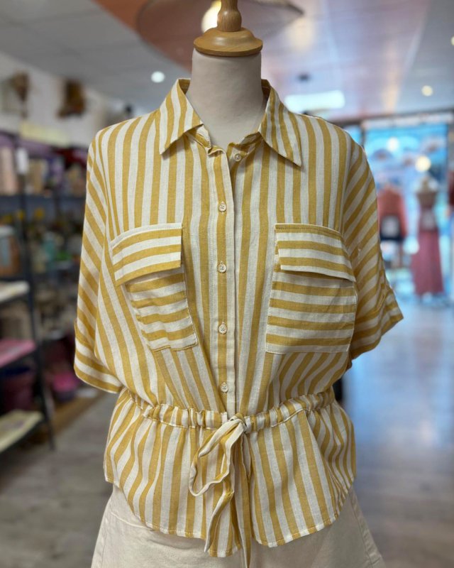 Chemise rayée jaune avec un...