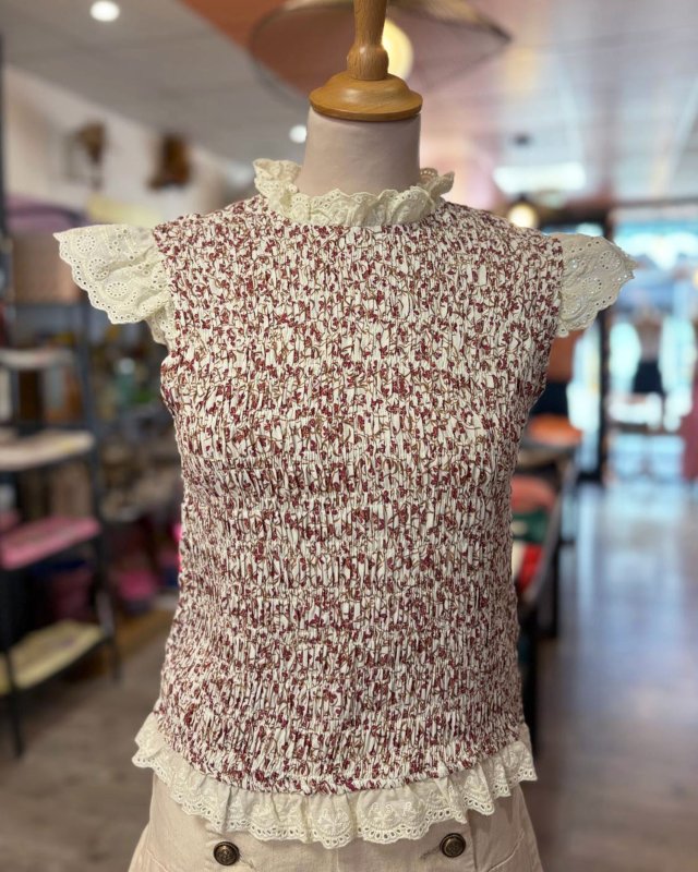 Top smocké écru à motif fleuri