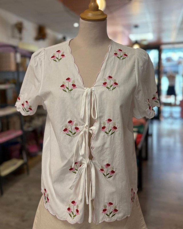 Blouse blanche brodée à liens