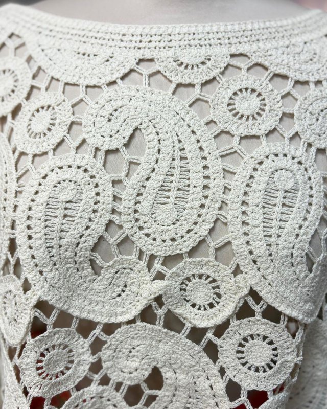 Pull écru en crochet à motif cachemire