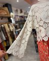 Pull écru en crochet à motif cachemire
