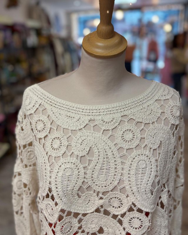 Pull écru en crochet à motif cachemire
