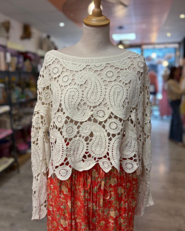 Pull écru en crochet à...