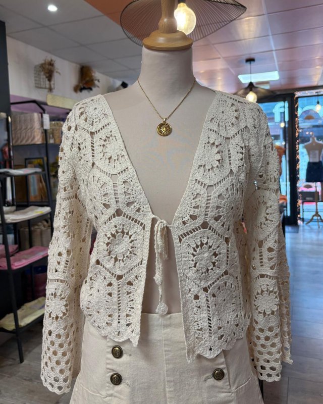 Gilet en crochet écru à nouer