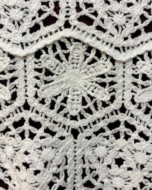 Pull court ajouré en crochet blanc
