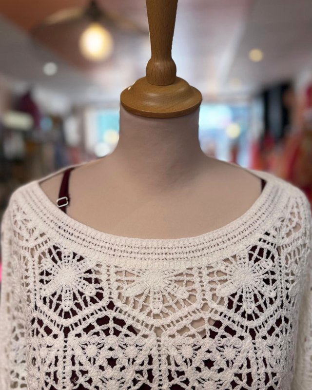 Pull court ajouré en crochet blanc