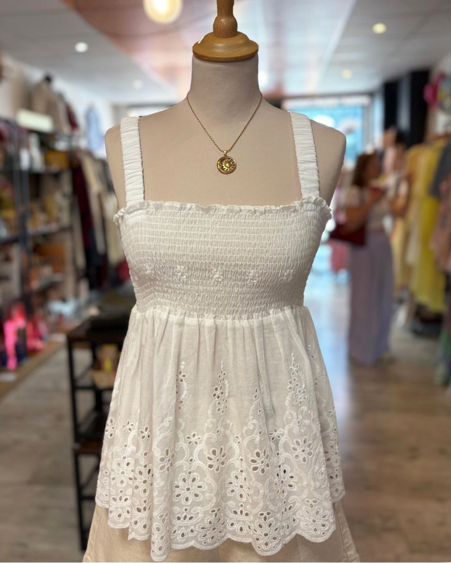 Top smocké blanc à broderie anglaise fleurie
