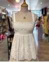 Top smocké blanc à broderie anglaise fleurie