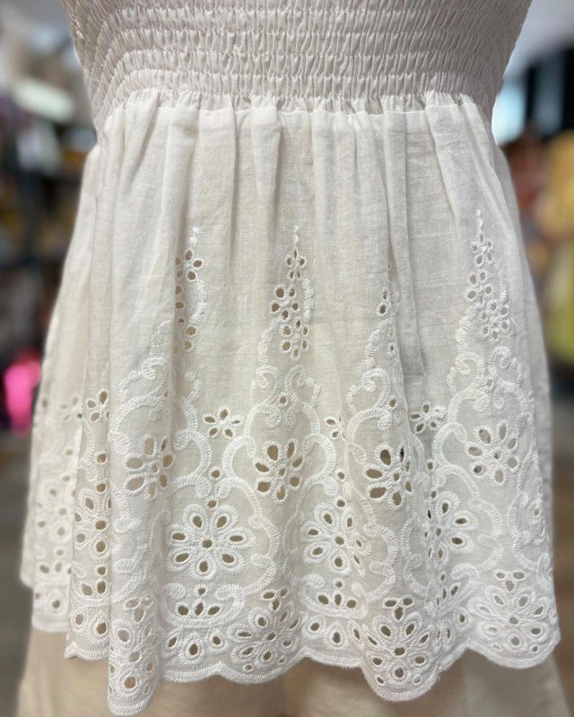 Top smocké blanc à broderie anglaise fleurie
