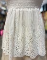 Top smocké blanc à broderie anglaise fleurie