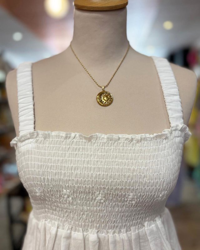 Top smocké blanc à broderie anglaise fleurie