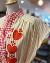 Longue robe à rayures jaunes et coeurs rouges