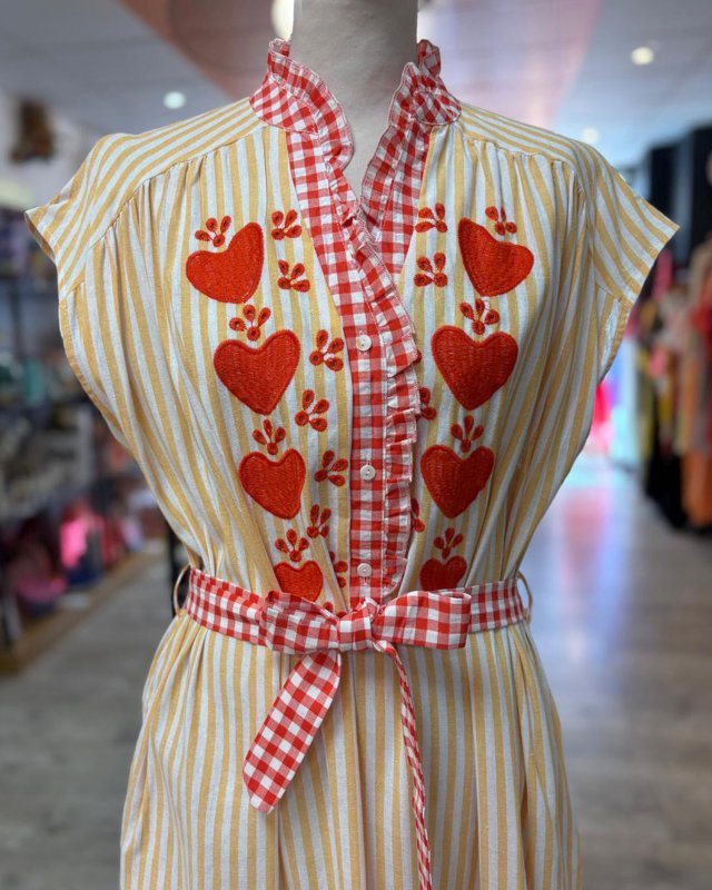 Longue robe à rayures jaunes et coeurs rouges