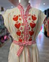 Longue robe à rayures jaunes et coeurs rouges