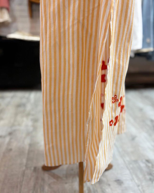 Longue robe à rayures jaunes et coeurs rouges
