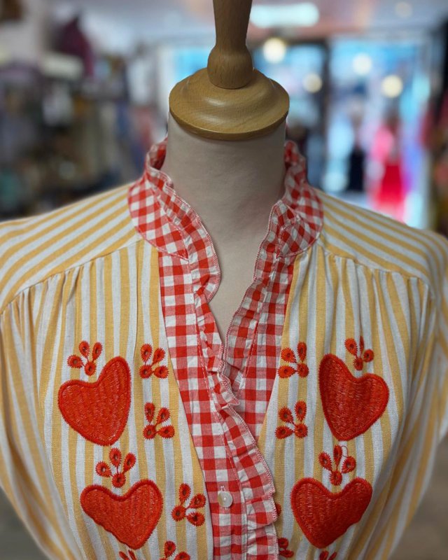 Longue robe à rayures jaunes et coeurs rouges