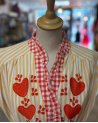 Longue robe à rayures jaunes et coeurs rouges