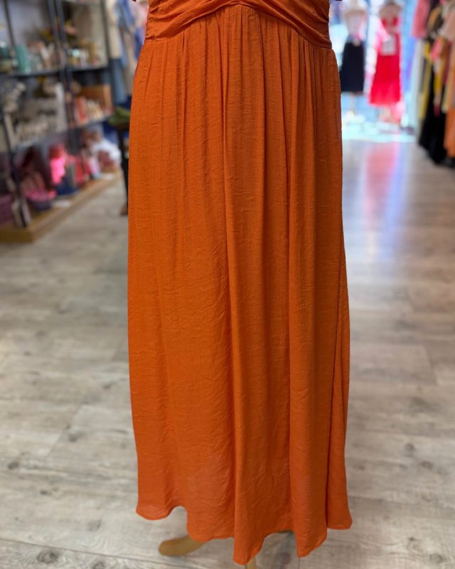 Longue robe orange à ceinture froncée